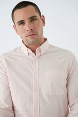 Camisa de hombre en tejido cloqué color rosa claro, corte semi slim, con logo bordado, bolsillo y manga larga.