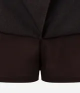 Short pollera color marrón chocolate de corte sastrero, con cintura alta y cierre lateral invisible.