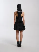 Minifalda negra de nylon con pretina alta, cierre delantero y forro de algodón.