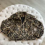 Chaqueta corta de piel sintética con estampado animal print.