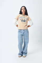 Pantalón de jean gris oscuro, tiro bajo, corte baggy y doble bolsillo.