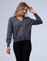 Cardigan de hilado fino color azul, con escote en V y apertura central con botones metálicos.