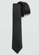 Corbata negra lisa con cierre de nudo.