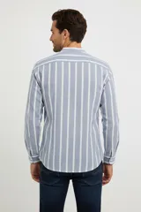 Camisa de algodón a rayas verticales azules y blancas, corte holgado, con botones y cuello mao.