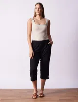 Pantalón capri negro de algodón con pretina elastizada.