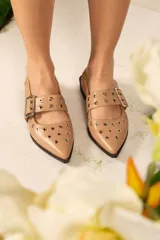 Zapato bajo color khaki con punta afilada y detalles de tachas en la superficie.