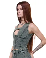 Top tipo corset color verde grisáceo de denim elástico con cierre frontal de alpaca, escote en V con puente, tiras anchas y espalda tipo musculosa.