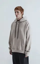 Hoodie color arena de frisa premium, con capucha gigante ajustable y puños elastizados.