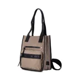 Mochila color beige con detalles en negro, con doble asa de mano y tiras traseras regulables. Presenta dos bolsillos frontales con cierre y un pequeño logo en la parte inferior.