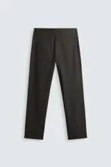 Pantalón de vestir negro de corte recto, confeccionado en tejido de algodón con acabado ligeramente encerado. Cuenta con bolsillos laterales y traseros de vivo. El cierre frontal es con cremallera y gancho metálico oculto.