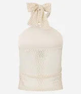 Top blanco de tejido texturado con patrón de zigzag, estilo halter con cuello anudado en la espalda y detalle de argolla metálica dorada en el centro del escote.