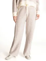 Pantalón de jogging tejido en tonos beige y crema, con cintura elástica con cordón ajustable y corte recto.
