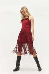 Minifalda color bordó con flecos en el ruedo.