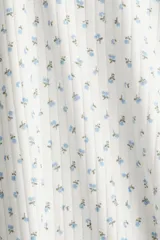 Vestido corto blanco con estampado floral celeste, de punto acanalado con escote corazón ribeteado en encaje y cordón para ajustar en el centro del busto. Modelo de manga corta con cuerpo entallado, copas preformadas y pollera con vuelo.