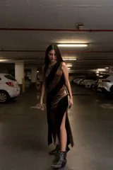 Minivestido negro de terciopelo con mangas largas de encaje y falda con volados de encaje.