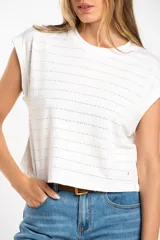 Remera blanca de algodón texturizado con cuello redondo y mangas cortas.