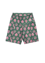 Short biker verde con estampado de conchas rosadas, de lycra ecológica con protección solar SPF 50 y bolsillo lateral.