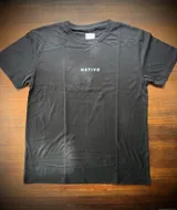 Remera negra de corte clásico con estampado en la espalda de un paisaje con palmeras y la frase "Sunset Life".