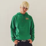 Canguro verde con capucha y estampado de Eminem en la espalda. Corte estándar.