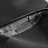 Bandolera negra de poliéster y simil cuero, con diseño ultrafino y ligero. Cuenta con correas reforzadas para uso izquierdo o derecho, bolsillo delantero con velcro, bolsillo trasero antirobo con cierre y espacio para tablets de hasta 7 pulgadas.