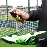 Spray de 120 ml para mejorar el agarre de los guantes de portero. Se puede aplicar antes o durante el juego y es efectivo en condiciones húmedas o secas.