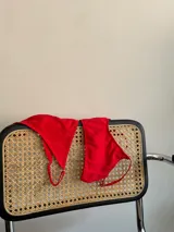 Top de bikini triangular rojo de algodón con textura acanalada y tirantes finos.