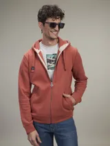 Campera con capucha y cierre completo, confeccionada en algodón color negro.