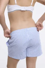 Short de pijama con estampado a cuadros blanco y negro, con cintura elástica.