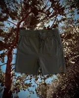 Bermuda gris oscuro de algodón y spandex, con cintura elástica ajustable con cordón y bolsillos laterales.