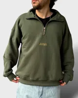 Buzo verde militar de felpa con frisa gruesa, corte boxy, medio cierre con cremallera y estampado minimalista con la frase "The Wise Club Exclusive Members".