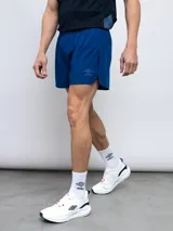 Short deportivo negro de poliéster y elastano, con logo de Umbro estampado en blanco en la pierna izquierda.