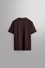 Remera deportiva color rosa claro, de tejido técnico ligero y elástico con estructura. Cuello redondo, manga corta, costuras planas y logo estampado.