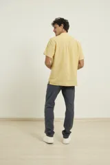 Camisa de manga corta color amarillo, con cuello mao y botones de coco.