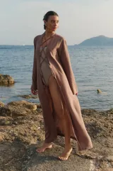 Túnica larga color chocolate confeccionada en lino y rayón, con bordado a tono en el delantero y lazos ajustables. Presenta tajos laterales.