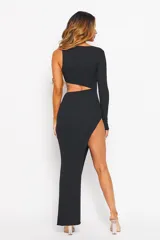 Vestido largo negro de punto acanalado, con un hombro descubierto, manga larga en un brazo, abertura lateral alta y corte ajustado.