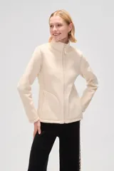 Campera color lila de micropolar con cuello alto, cierre frontal y bolsillos laterales.