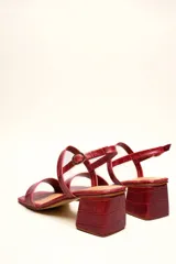 Sandalias marrones de cuero vacuno con textura tipo reptil, dos tiras y taco bloque de 4 cm.