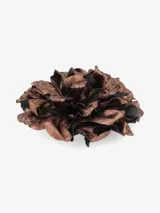 Broche con forma de flor, ideal para complementar cualquier prenda, hecho en Italia.
