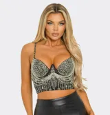 Corset negro con copas armadas con aro, cubierto de pedrería con strass, canutillos y cadenas al frente.