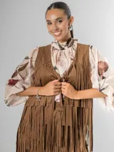 Chaleco de gamuza color marrón con flecos largos y caídos.