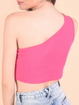 Blusa blanca de un solo hombro, corte crop top y tejido acanalado.