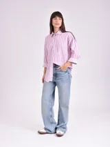 Camisa a rayas verticales color lila y blanco, de corte recto y manga 3/4.