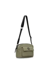 Bandolera negra de tela con correa ajustable y bolsillo frontal con solapa y logo circular.