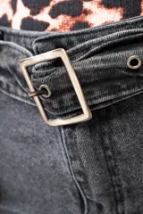 Minifalda de jean gris oscuro con bolsillos cargo y cinturón con hebilla metálica.