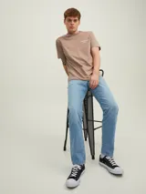 Jean de tiro alto color celeste con diseño clásico de cinco bolsillos, corte loose y cierre con botón.