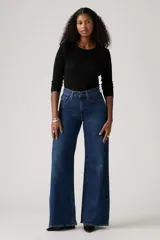 Pantalón de jean de tiro alto, corte wide leg y color azul oscuro.