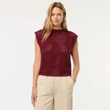 Camiseta sin mangas de croché calado color borgoña, con cuello redondo.