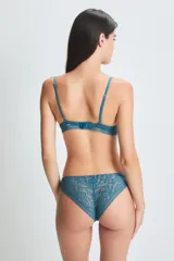 Conjunto de lencería color turquesa, compuesto por un corpiño triangular de encaje con breteles finos y una bombacha vedetina de encaje con elástico fino en la cintura.