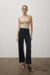 Pantalón de jean azul oscuro, de tiro alto y corte wide leg.