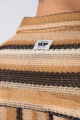 Camisa de manga corta con cuello clásico y botones frontales. Diseño con rayas verticales en tonos marrón, beige y negro.